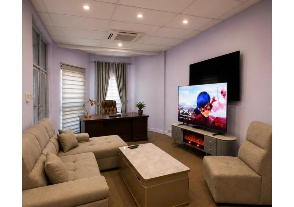 Communal lounge/ TV room, TV and multimedia, Living room, Seating area, Evening entertainment