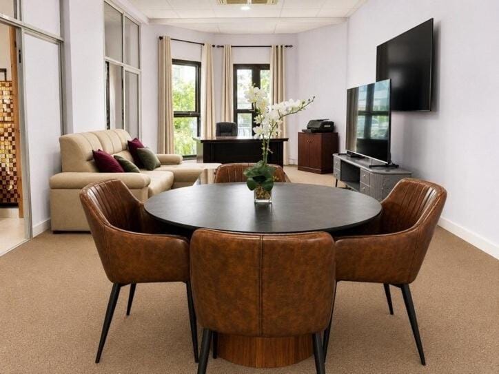 Communal lounge/ TV room, TV and multimedia, Dining area