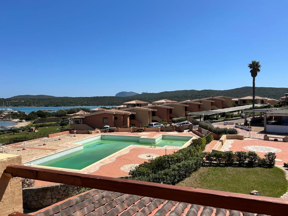 Property building, Nearby landmark, Day, Neighbourhood, Natural landscape, Mountain view, Pool view, Sea view, Swimming pool, sunbed