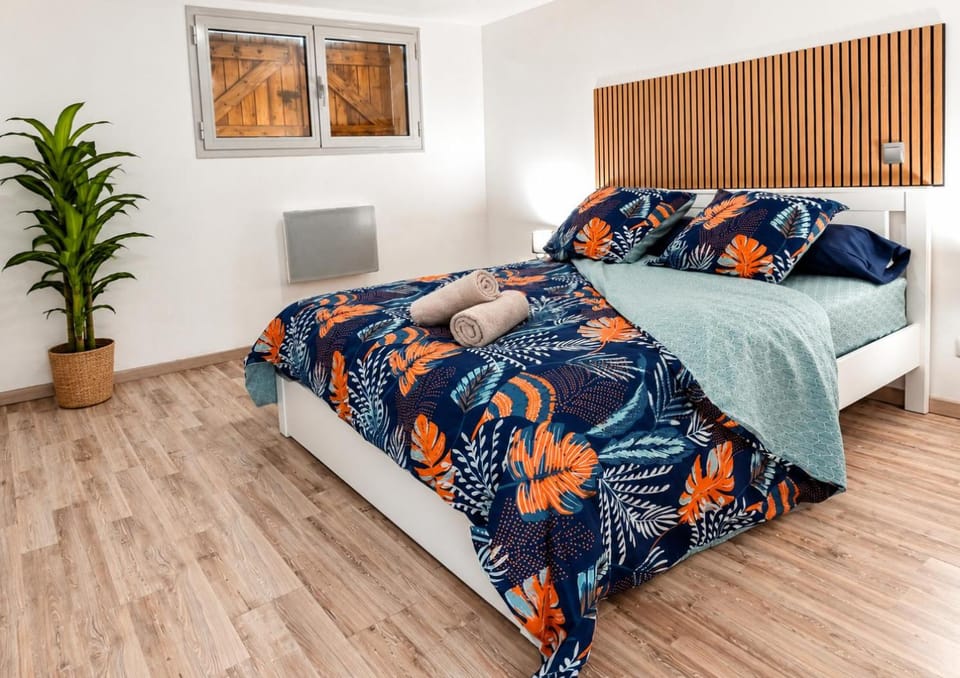Bed, Photo of the whole room, towels