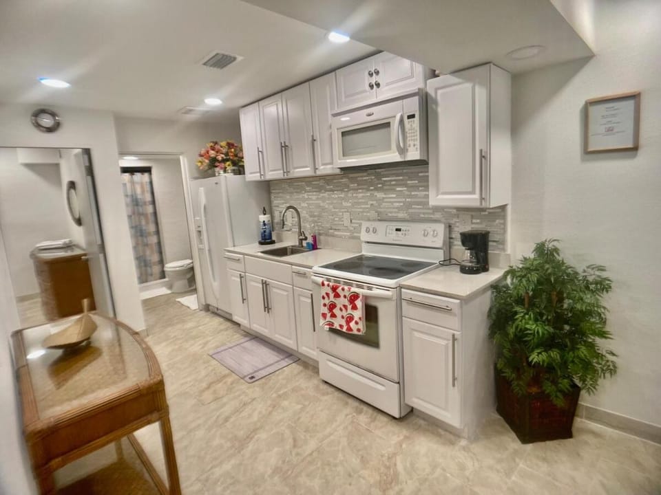 La Casita Apt ! Near Beaches! Only 5 minutes in Car to Clw Beach Apartment in Florida