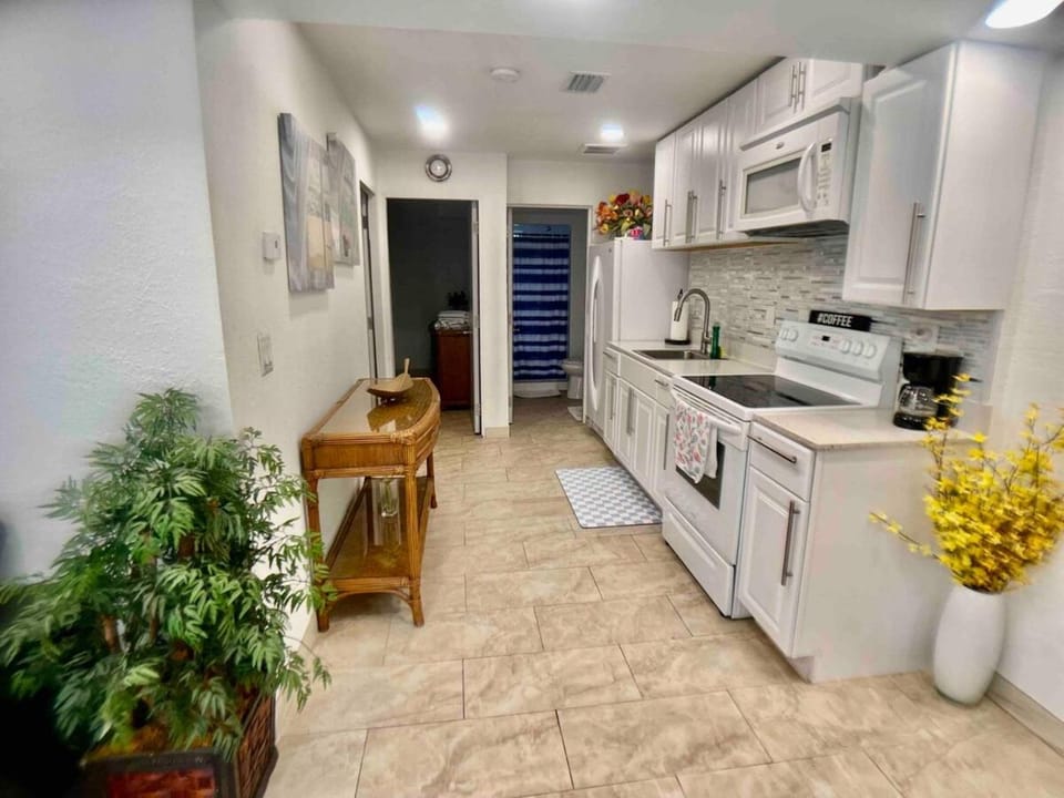 La Casita Apt ! Near Beaches! Only 5 minutes in Car to Clw Beach Apartment in Florida