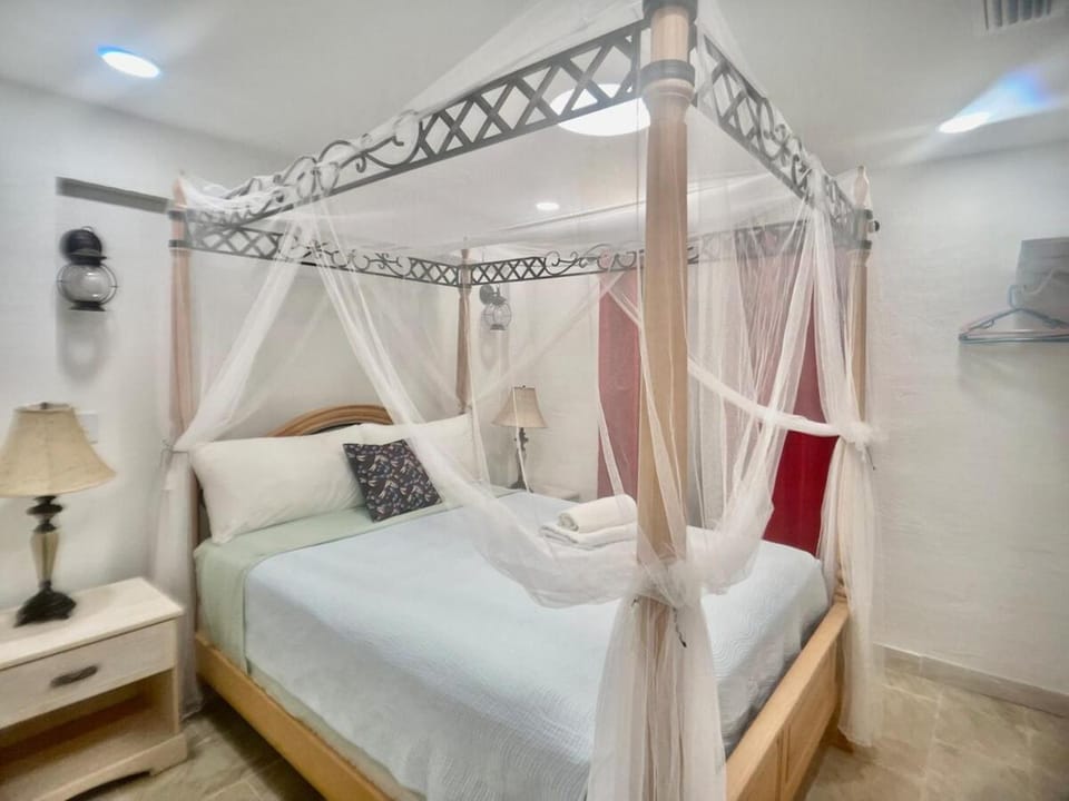 La Casita Apt ! Near Beaches! Only 5 minutes in Car to Clw Beach Apartment in Florida