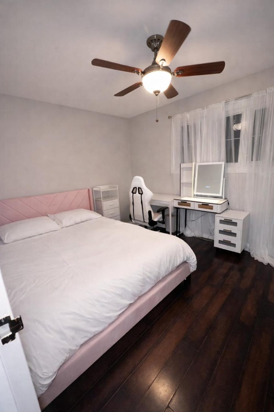Modern Cozy Townhouse Near Everything Apartment in Saskatoon