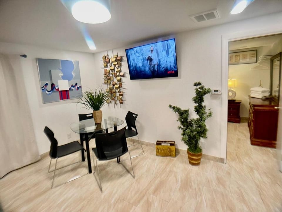 Imperial Apartment! Just 5 min from the beach in Car Apartment in Florida