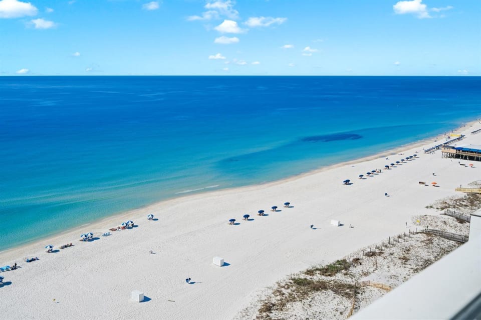 2 Bedroom Lighthouse w Bunk , 3 Pools! Direct Beachfront Free Daily Activities Apartment in Gulf Shores
