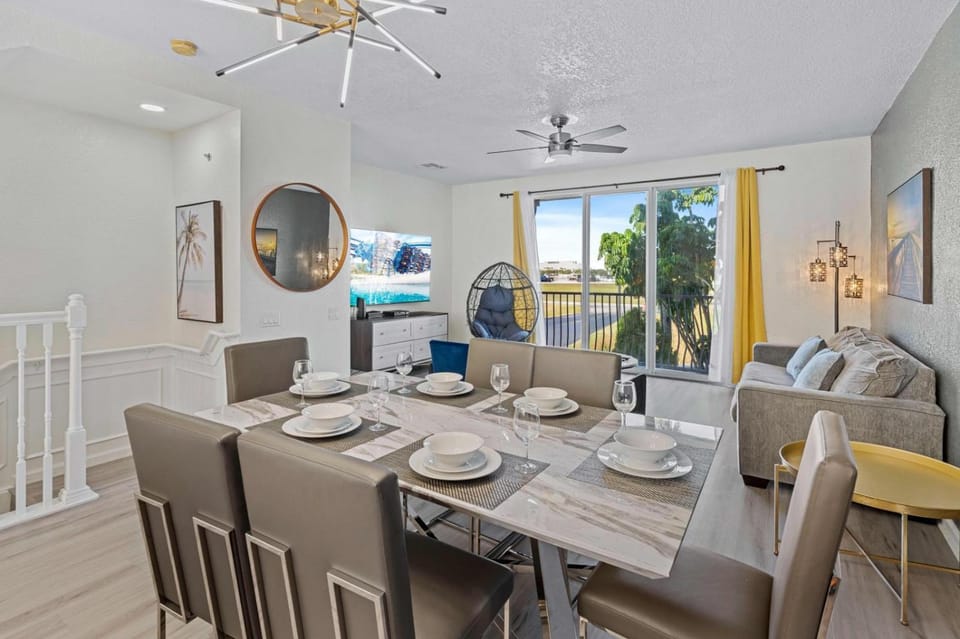 8036-133 Bright 3bd End-Unit Townhome with Balcony Villa in Orlando