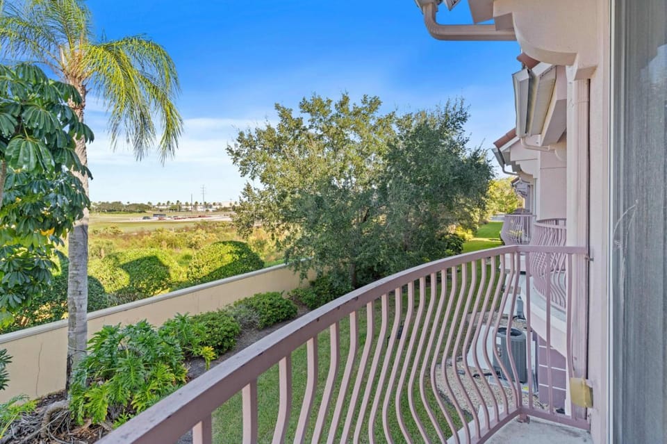 8036-133 Bright 3bd End-Unit Townhome with Balcony Villa in Orlando
