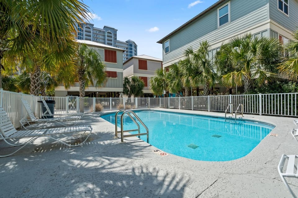 Pet Friendly 4 Bed Cottage Steps from Beach with Pool - Free Daily Activities! House in Gulf Shores