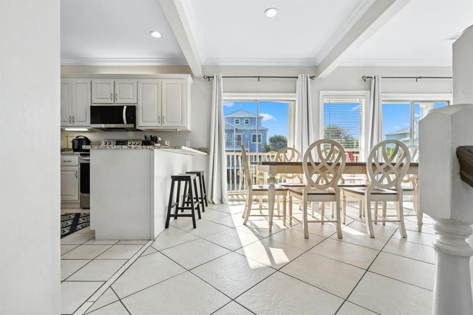 Dog Friendly 3 Bedroom House - Lagoon Front Neighborhood - Free Daily Activities Apartment in West Beach