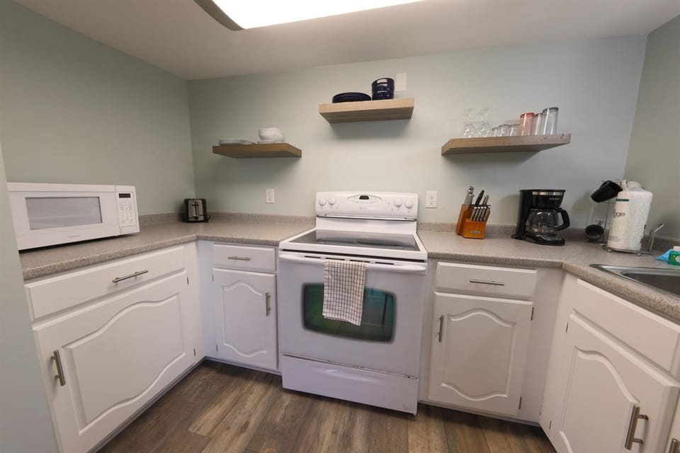 2 Bedroom Pet Friendly Duplex Steps From Beach - Free Daily Activities! Apartment in Gulf Shores