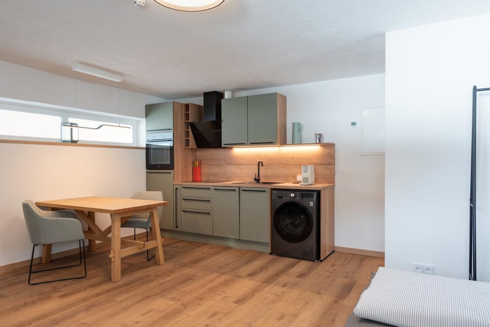 Kitchen or kitchenette, Dining area, dishwasher, stove