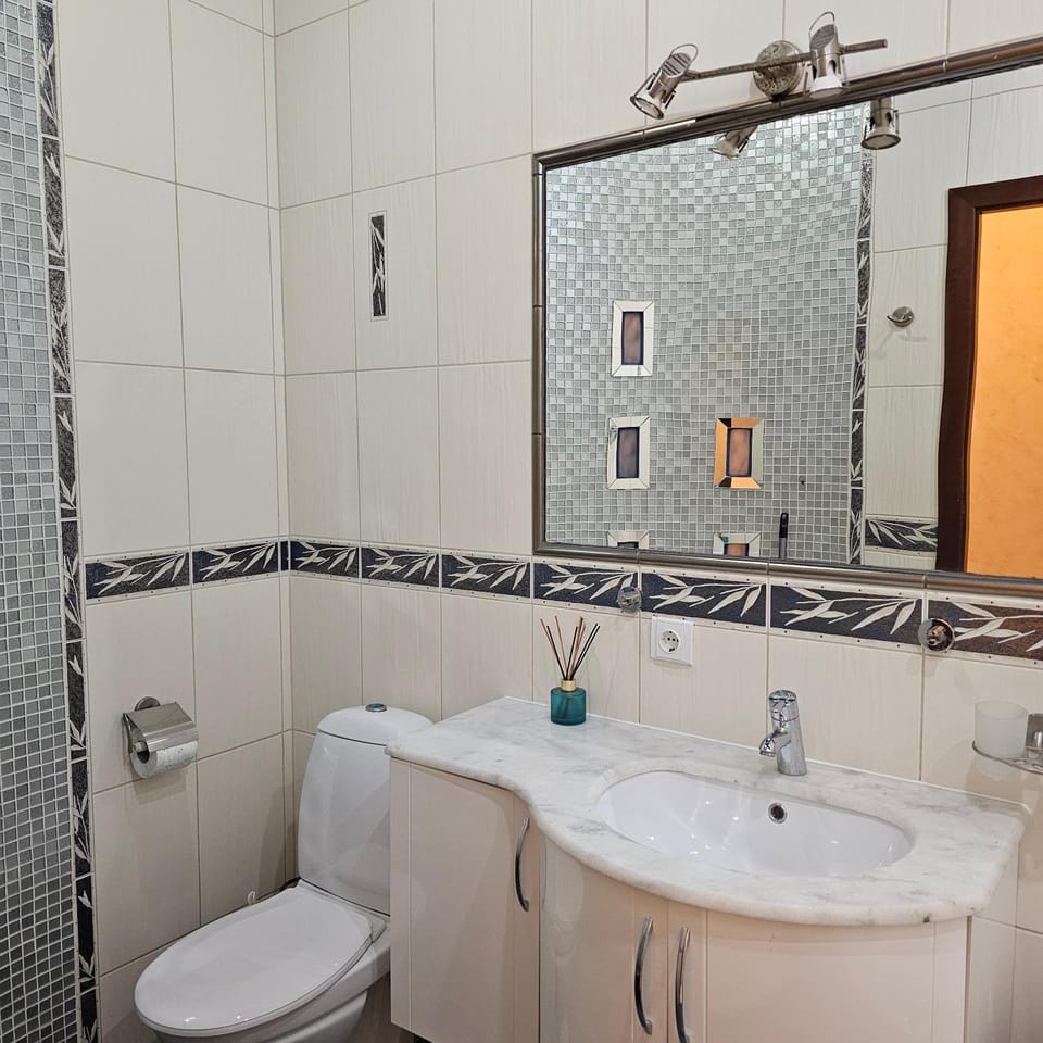 Чотирьохкімнатний люкс на Дзержинці за адресою Липнева 6 Apartment in Dnipropetrovsk Oblast