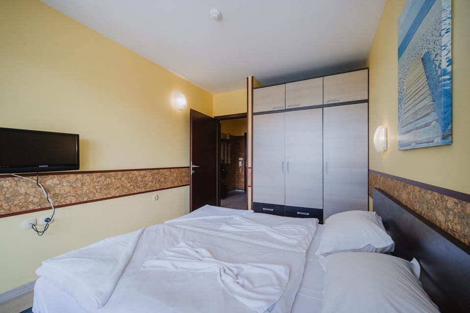 Bed, TV and multimedia, Bedroom, wardrobe
