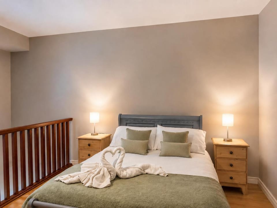 Bed, Photo of the whole room, Bedroom, towels