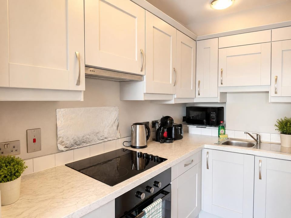 Coffee/tea facilities, Kitchen or kitchenette, oven, stove, toaster