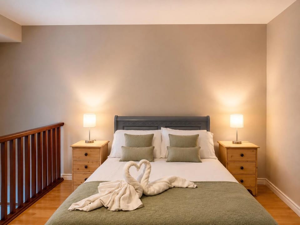 Bed, Photo of the whole room, Bedroom, towels