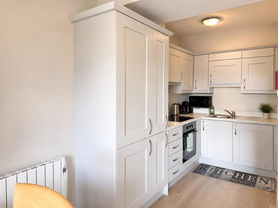 Kitchen or kitchenette, Dining area, stove