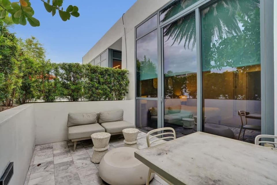 17WEST Spacious 2BR Apartment with Balcony 517 House in South Beach Miami