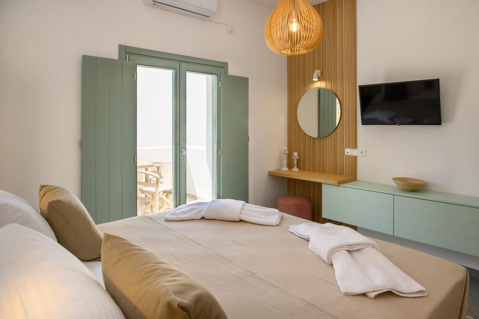 Bed, TV and multimedia, Photo of the whole room, Bedroom, towels, air conditioner