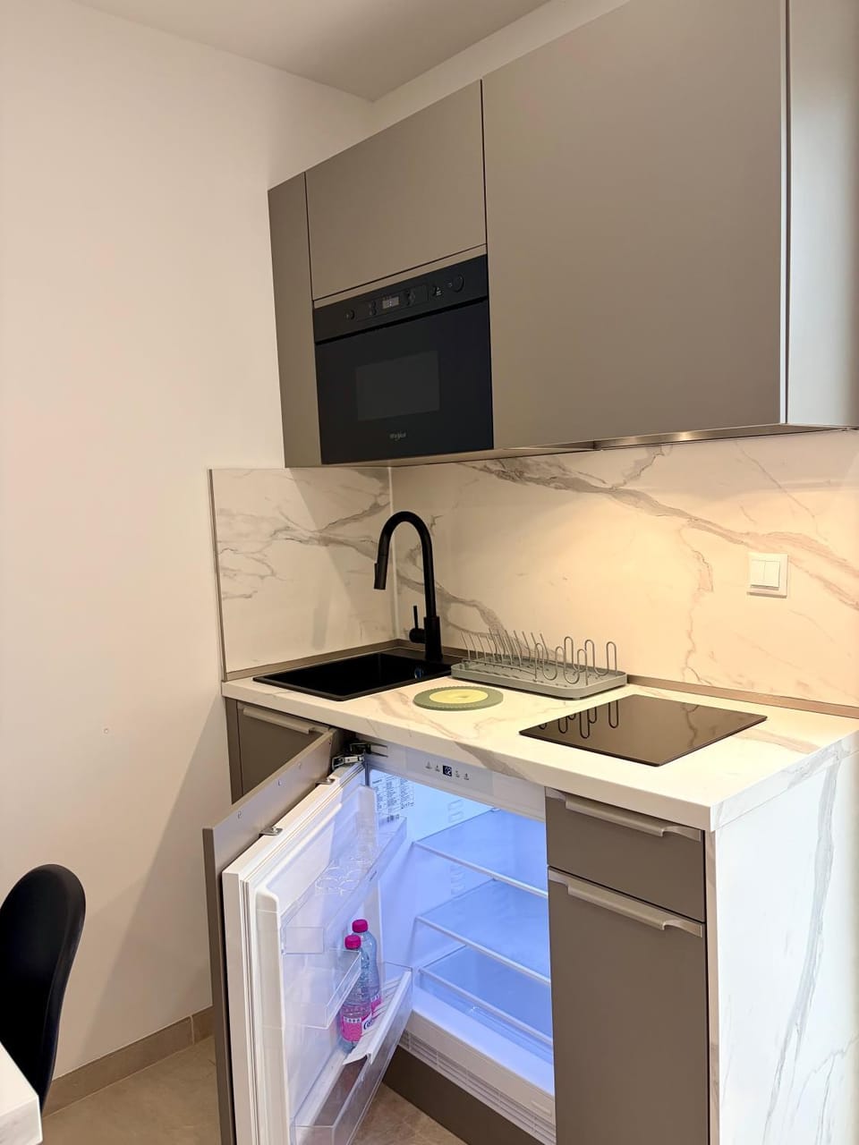 Food and drinks, microwave, kitchen