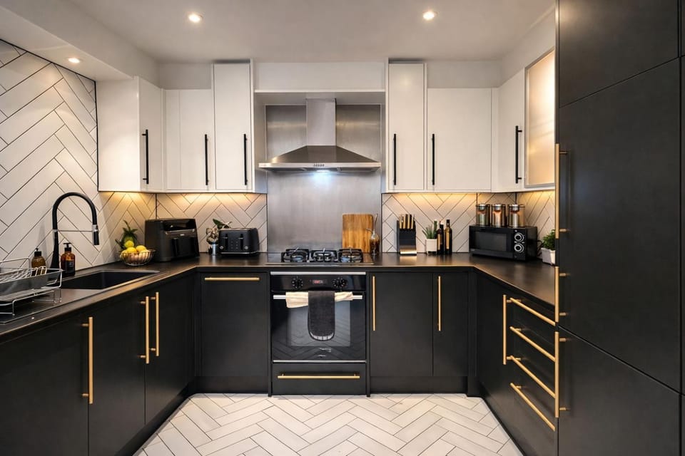 Coffee/tea facilities, Kitchen or kitchenette, dishwasher, oven, stove, toaster, kitchen