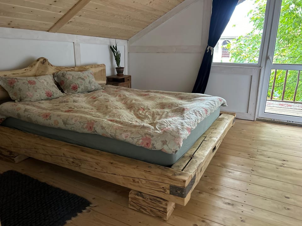 Хатка у долині House in Ukraine