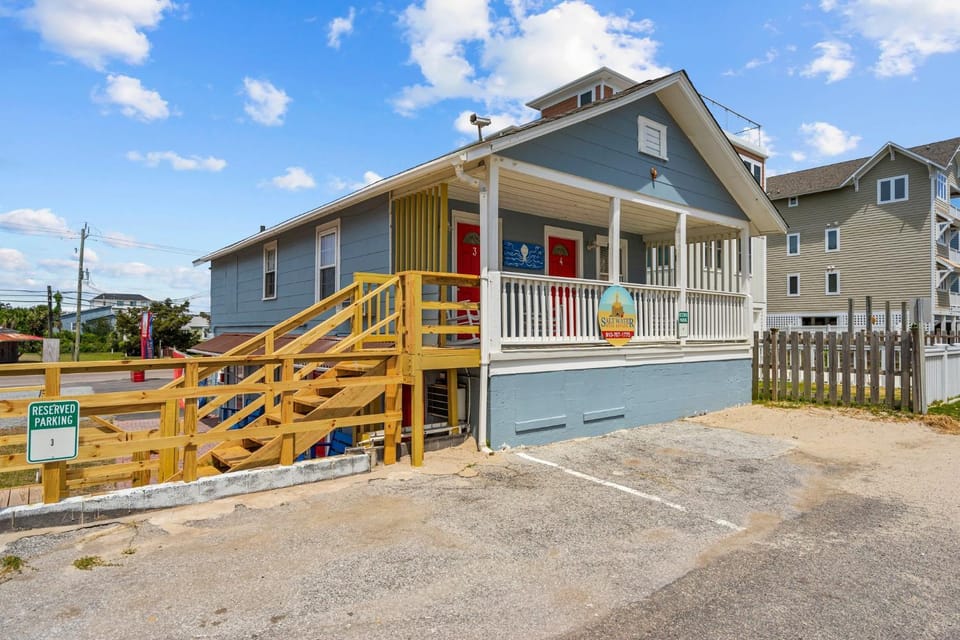 Property building, Facade/entrance, Day, Neighbourhood, Parking