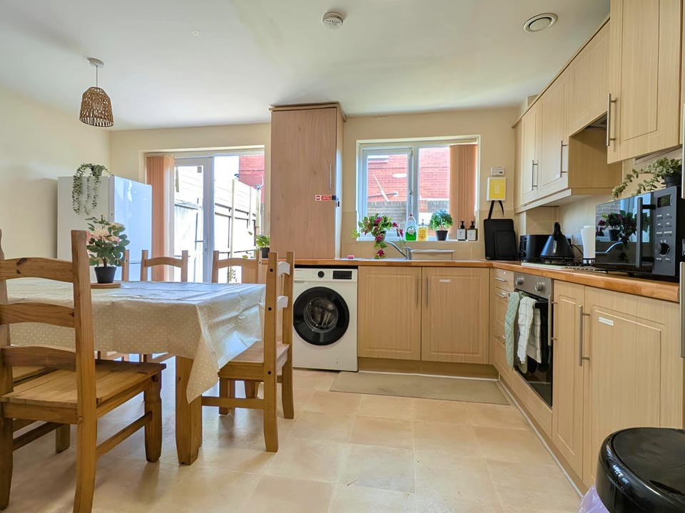 Spacious 4BR Home Near Central Liverpool Parking House in Liverpool