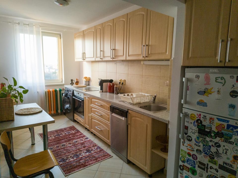 Coffee/tea facilities, Kitchen or kitchenette, Dining area, dishwasher, oven, stove, toaster, washing machine, washing machine