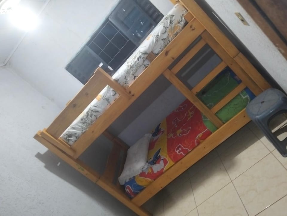 Casa simples inteira com árvore e rede perto do Aeroporto de CG House in Campo Grande