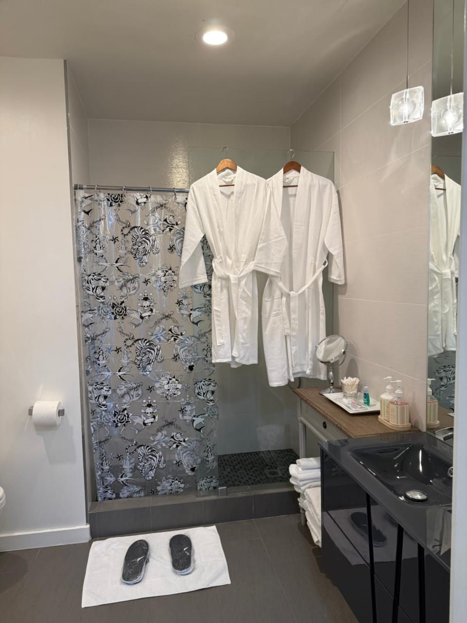 Lovely 4bed 3full bath Santana Row Condo with AC Apartment in San Jose