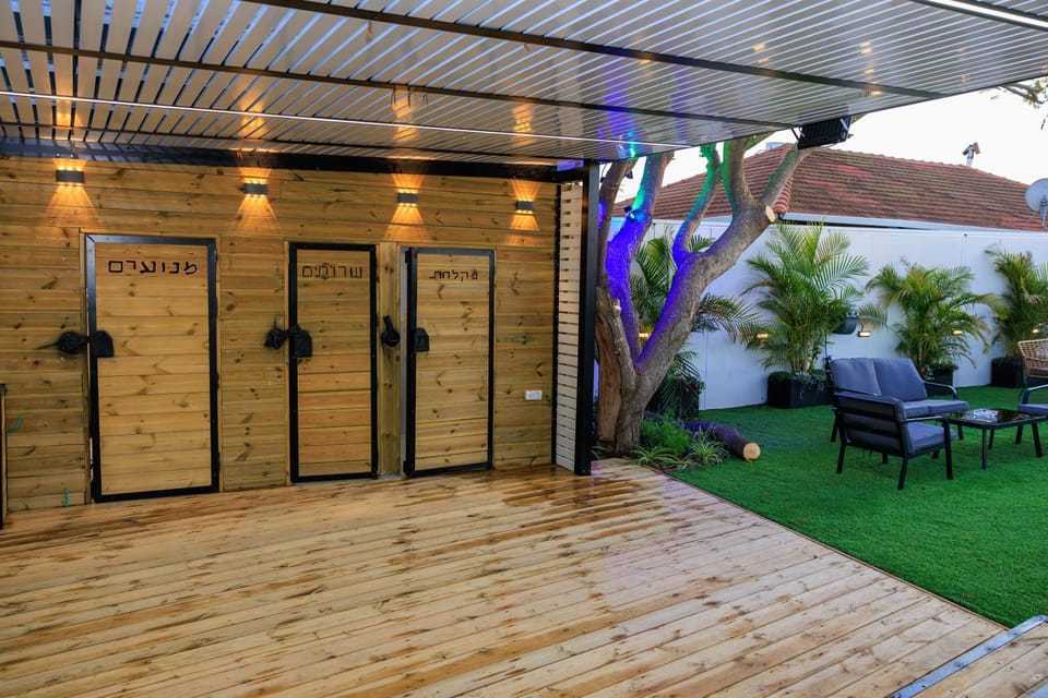 Shower, Property building, Swimming pool