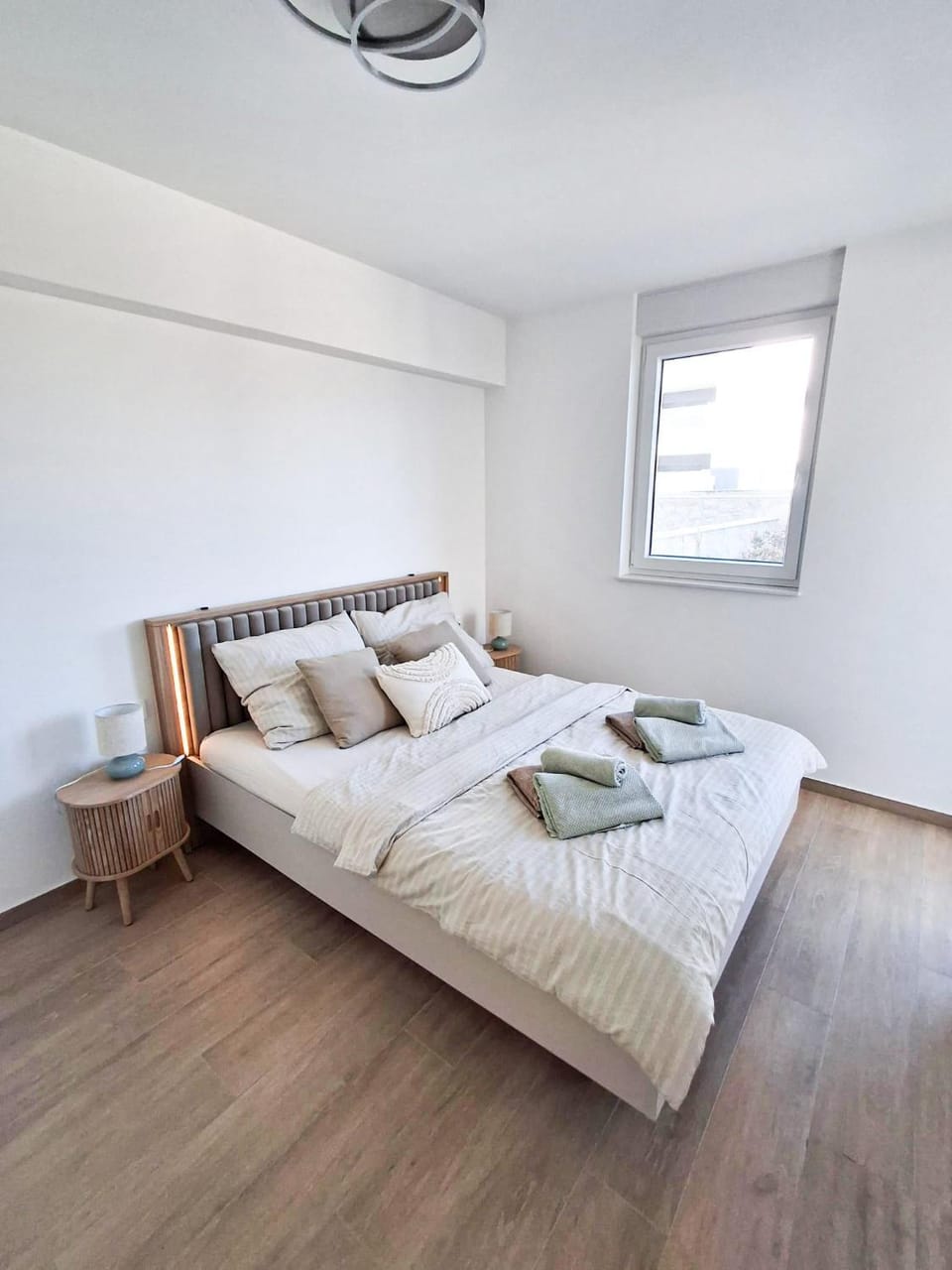 Bed, Photo of the whole room, Bedroom, towels