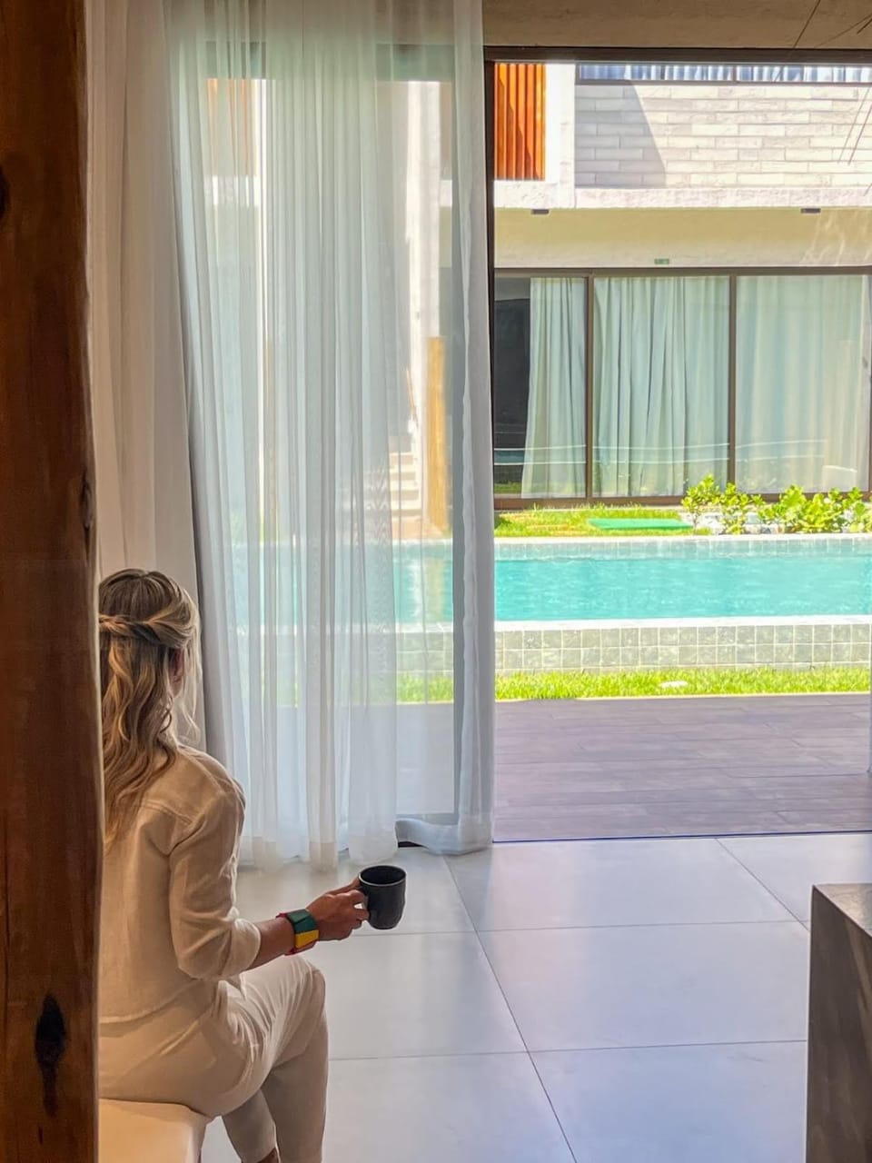 Living room, Pool view, Area and facilities