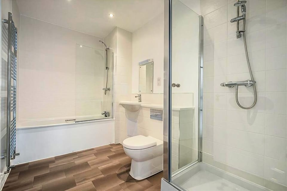 Spacious 1-Bed Apartment & Private Outdoor Space & Parking Apartment in London Borough of Southwark