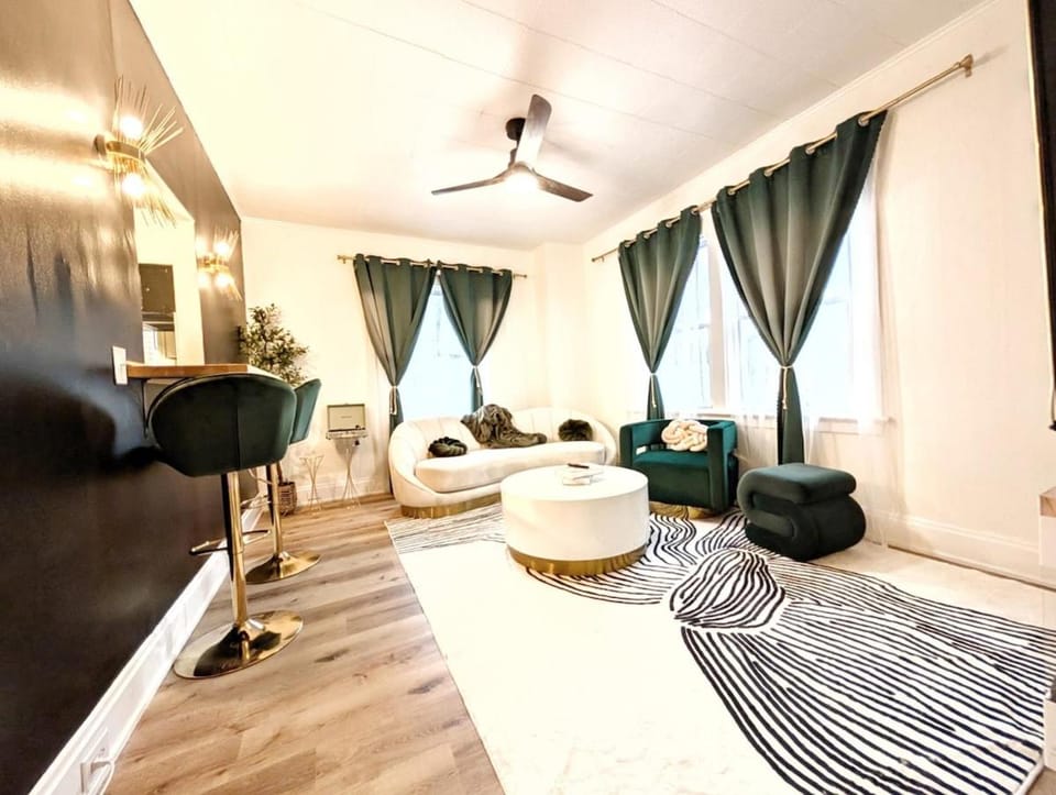 Downtown Cincinnati WhisperAlley with Spa HotTub House in Bellevue