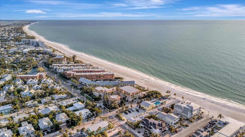Oceanview 3B Condo w Beach Access & Heated Pool House in Holmes Beach