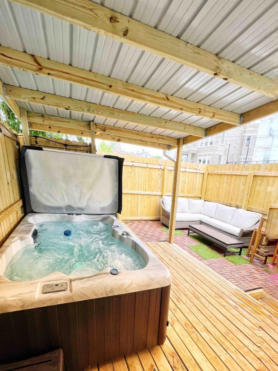 Luxury Hot Tub GEM at Cincinnati Downtown and Newport City Center House in Bellevue