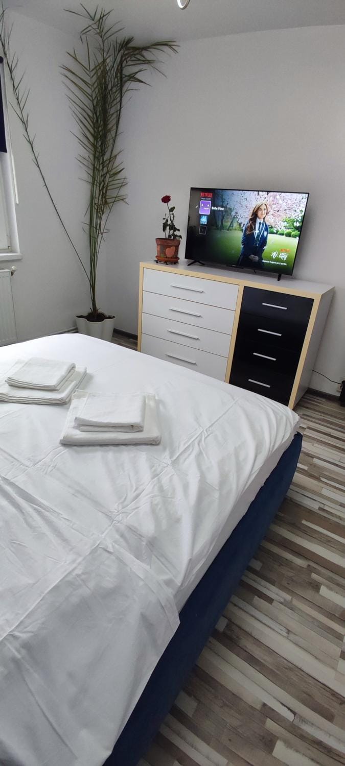 Bed, TV and multimedia, Photo of the whole room, Evening entertainment, Bedroom