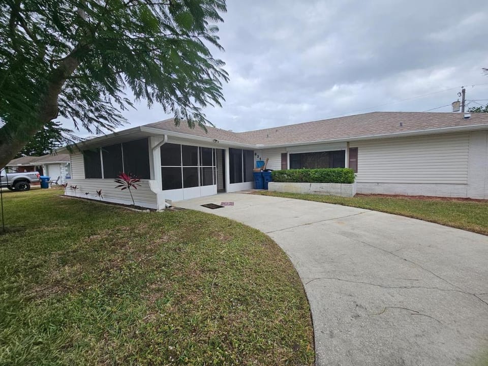 Spacious & well maintained house in sunny Palm Bay Apartment in Palm Bay