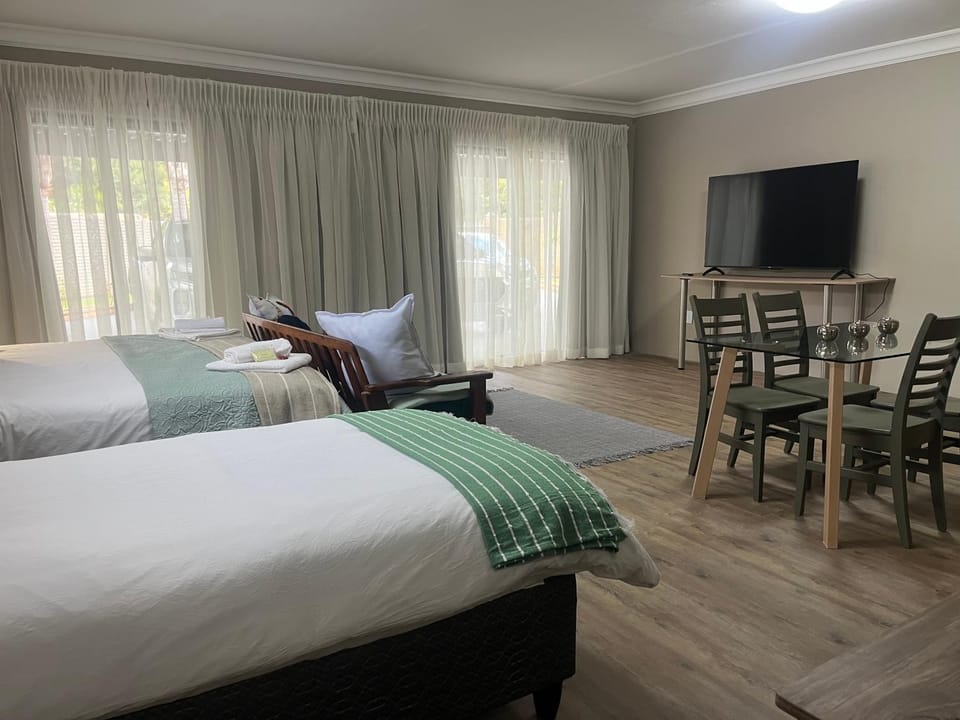 Compass 4 overnight Langenhovenpark Bed and Breakfast in South Africa