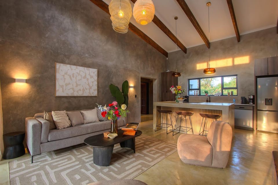 TV and multimedia, Kitchen or kitchenette, Living room, Seating area, Dining area