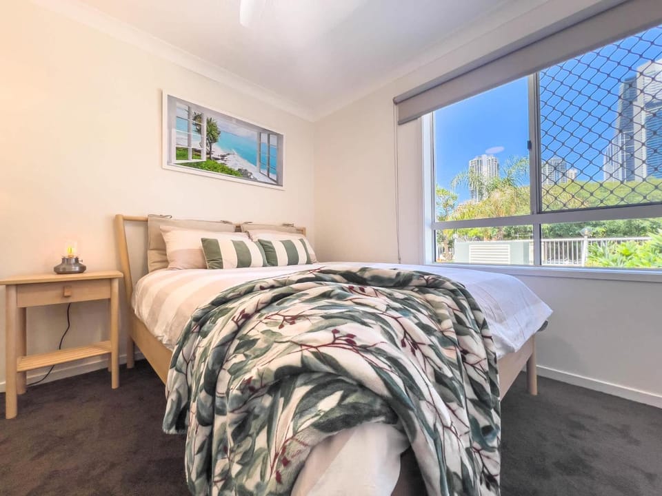 Chevron Island Boutique Retreat near Beach & Pool Apartment in Surfers Paradise