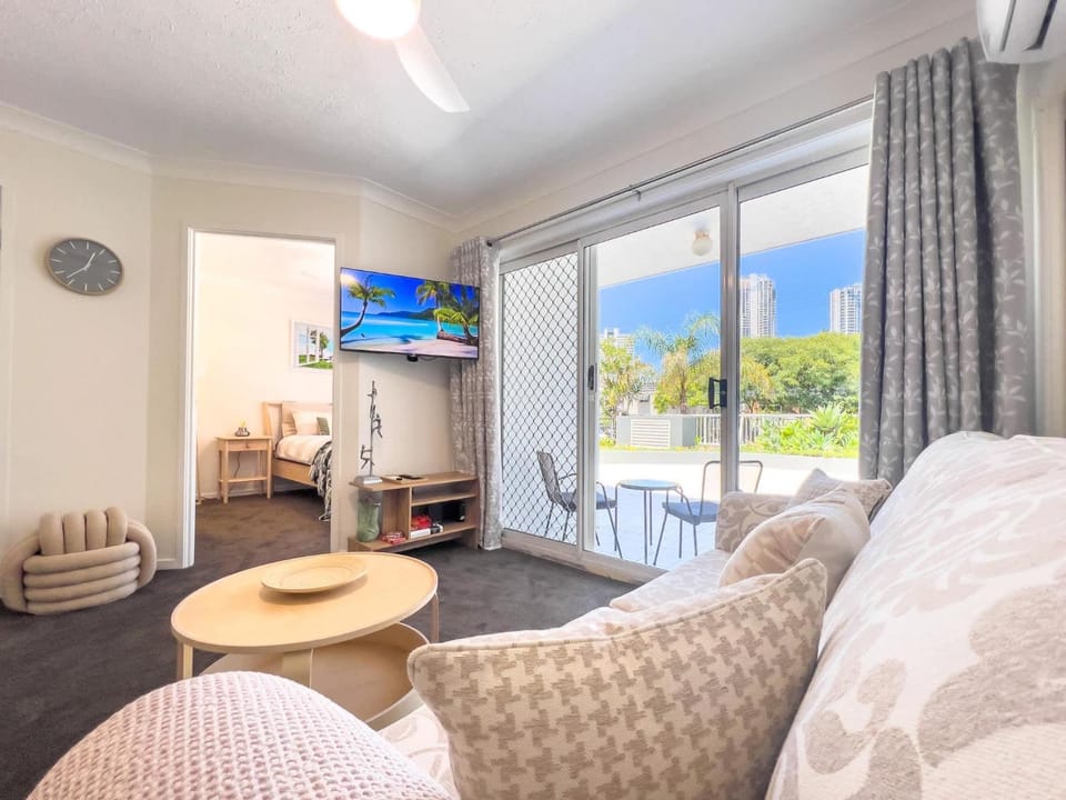 Chevron Island Boutique Retreat near Beach & Pool Apartment in Surfers Paradise
