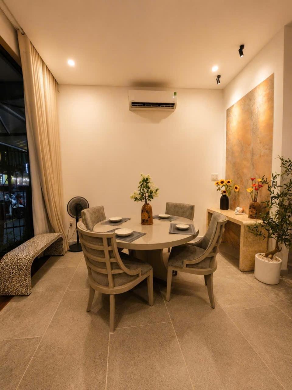 Neighbourhood, Seating area, Dining area, Guests, Area and facilities, Area and facilities, Area and facilities
