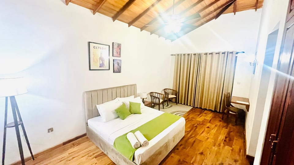 Bed, Photo of the whole room, Seating area, Bedroom