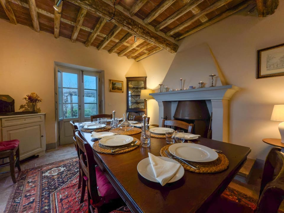 Dining area, fireplace