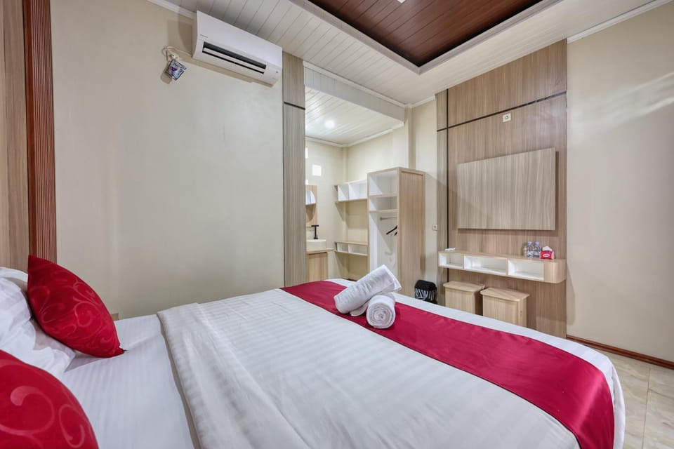 Bedroom, towels, wardrobe, air conditioner
