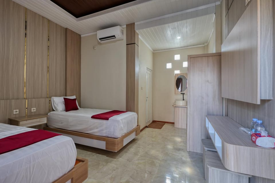 Bed, Photo of the whole room, Bedroom, air conditioner